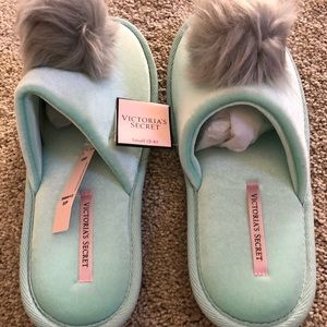 NWT Victoria secret Pom Pom slippers
